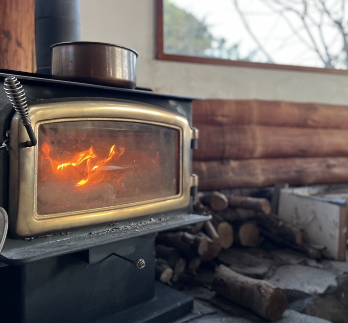 寒い冬は薪ストーブの炎がお持ちしています